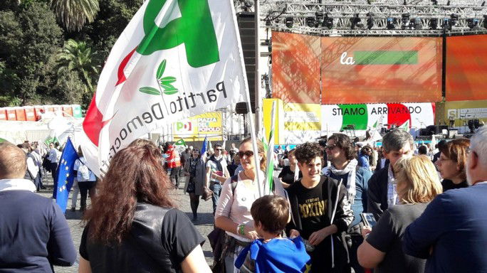 I vigili della Raggi multano la piazza di Renzi article-post