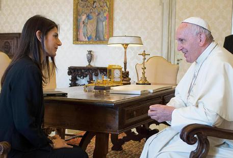 Il mancato invito del Vaticano a Virginia Raggi article-post