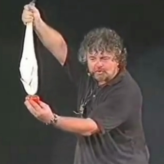 grillo abuso credulità popolare