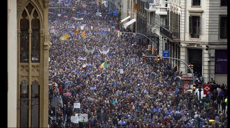La manifestazione per accogliere i rifugiati a Barcellona article-post