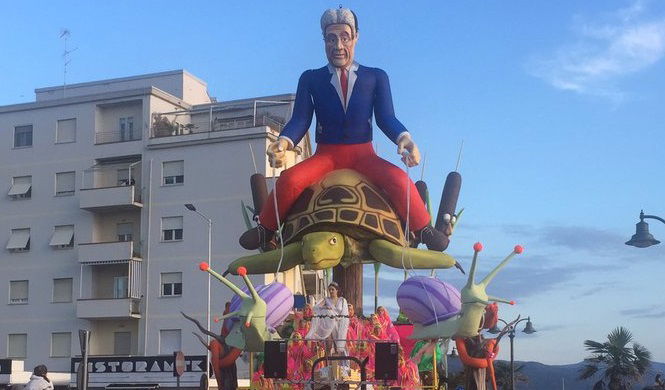 La maschera Renzi-Gentiloni crollata sul pubblico al Carnevale di Follonica article-post
