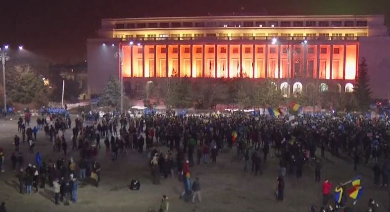 La rivolta in Romania contro la legge salva corrotti preview