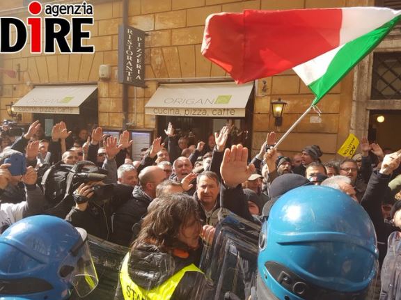 tassisti saluti romani pd