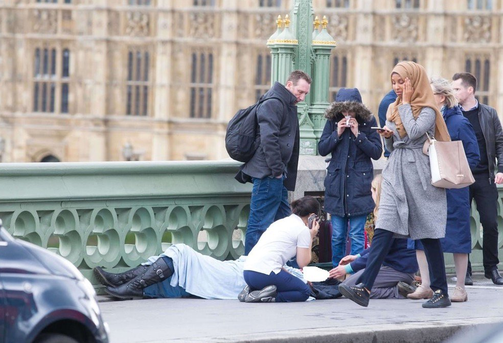 La storia della foto della donna con il velo e dell'attentato di Londra article-post