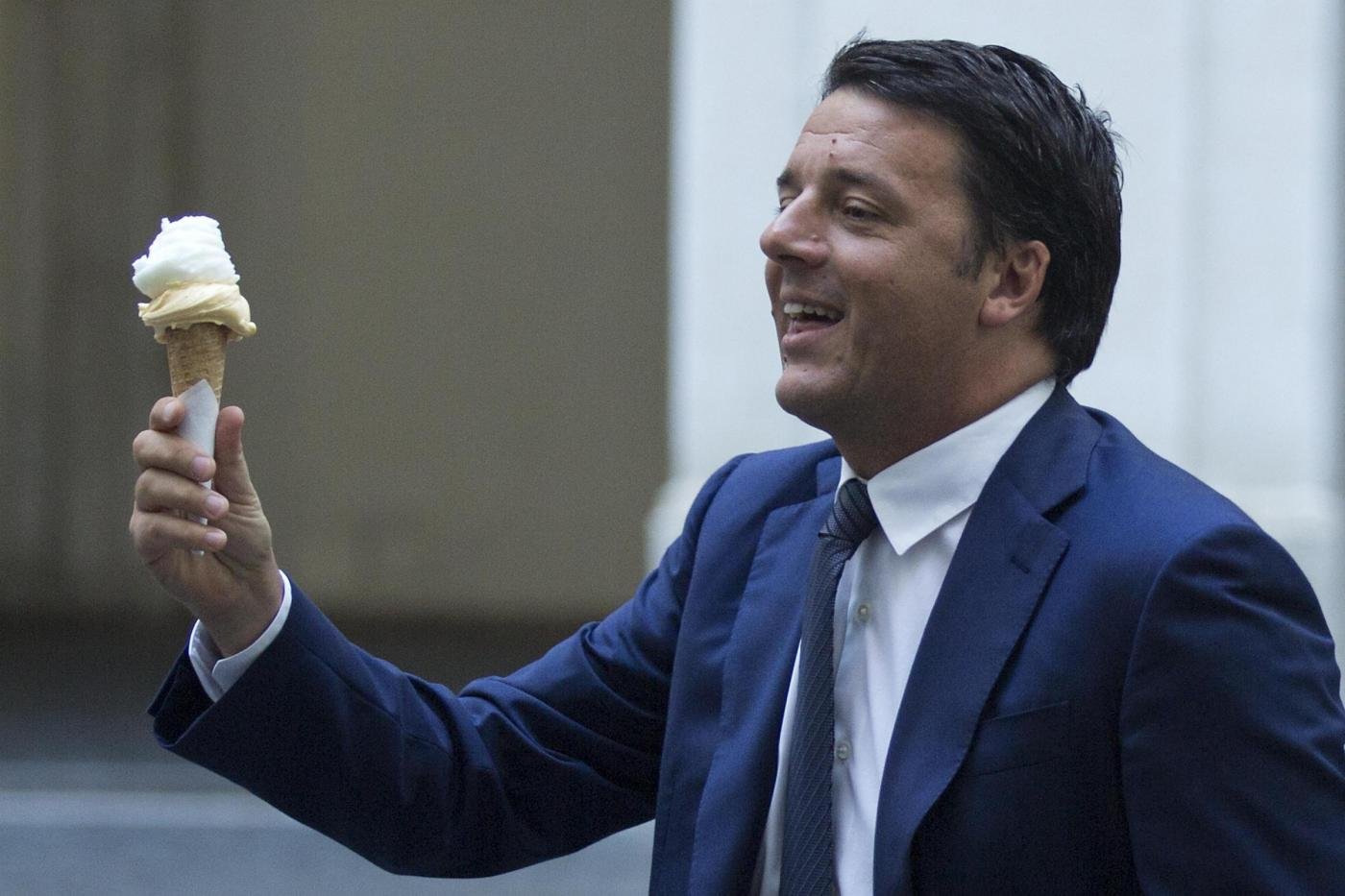 Matteo Renzi offre il gelato ai giornalisti alla fine del Consiglio dei Ministri