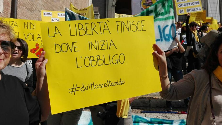 Le famiglie in piazza contro la delibera sugli asili nido di Virginia Raggi article-post