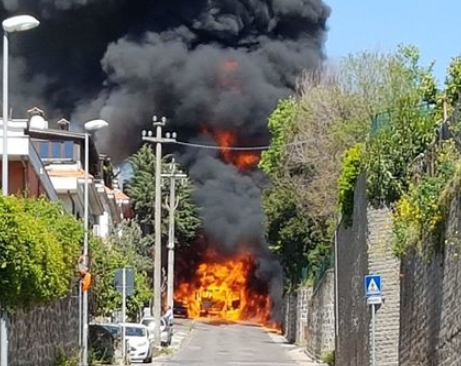 L'autocisterna a fuoco ad Ariccia article-post