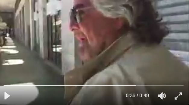 Il video di Beppe Grillo che vuole parlare con la mamma del giornalista article-post