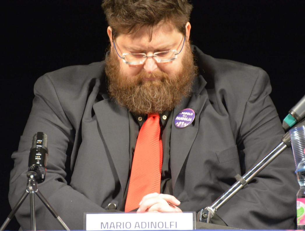 Gli insulti omofobi e sessisti di Mario Adinolfi a Emmanuel Macron e a sua moglie Brigitte article-post
