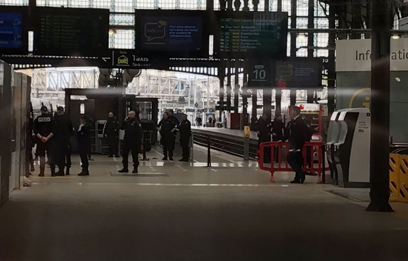 L'uomo che punta il coltello contro i gendarmi alla Gare du Nord di Parigi article-post