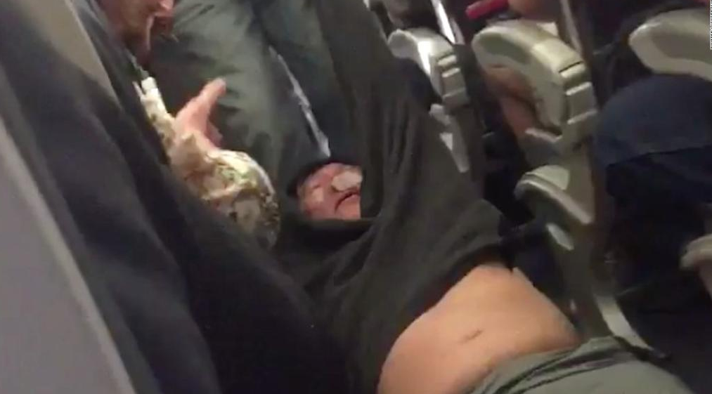 United Airlines risolve l'overbooking rimuovendo un passeggero con la forza article-post