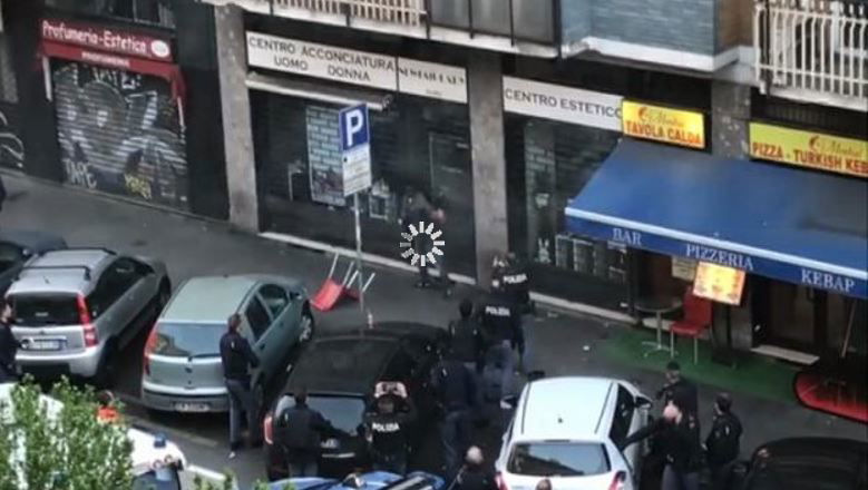 Il pazzo che minaccia con i coltelli in viale Monza a Milano article-post