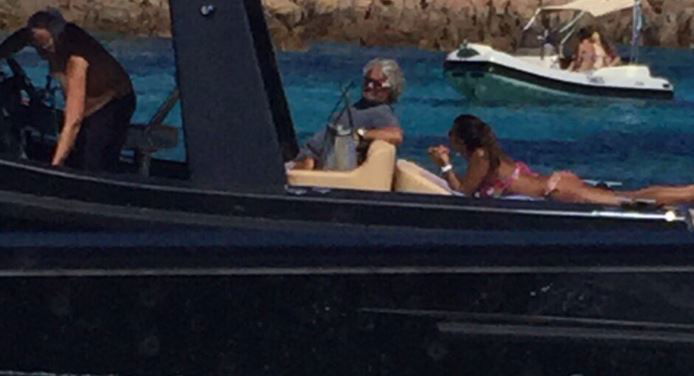 La foto di Beppe Grillo all'Isola di Mortorio (?) article-post