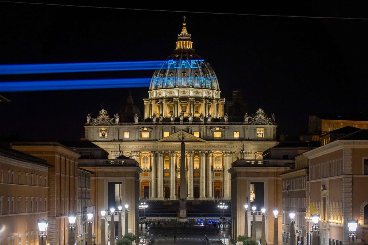 Greenpeace saluta Donald Trump in Vaticano article-post