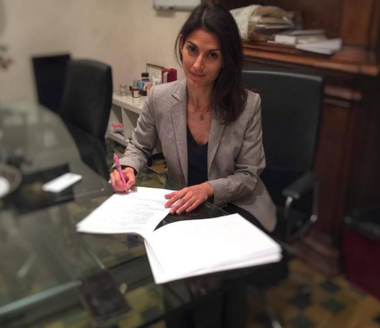 Sale slot al loro posto e mutandari felici: le delibere della giunta Raggi tra palco e realtà article-post