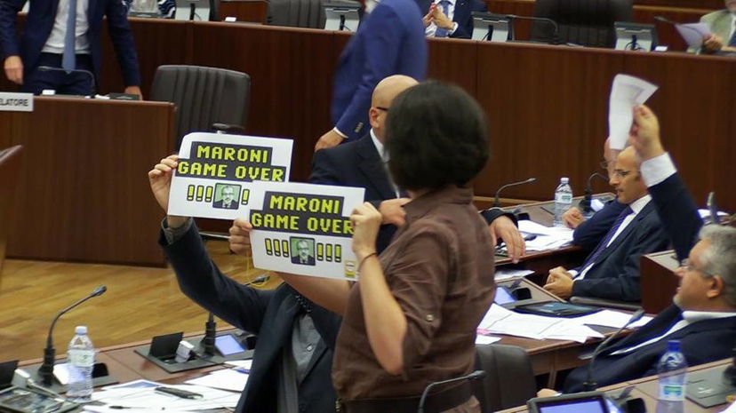 Silvana Carcano: la consigliera M5S portata via dalla Digos in Lombardia article-post