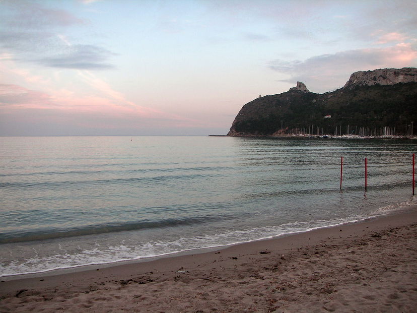 La ragazza che denuncia uno stupro al Poetto e il grande ritorno del "Se l'è andata a cercare" article-post