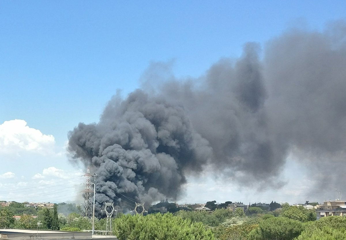 L'incendio nell'autodemolitore di via Pietralata article-post