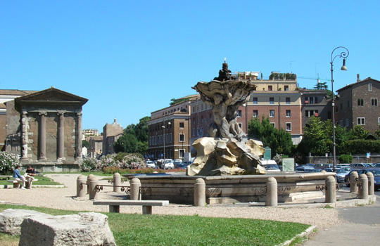 I vandali alla fontana dei Tritoni in piazza Bocca della Verità article-post