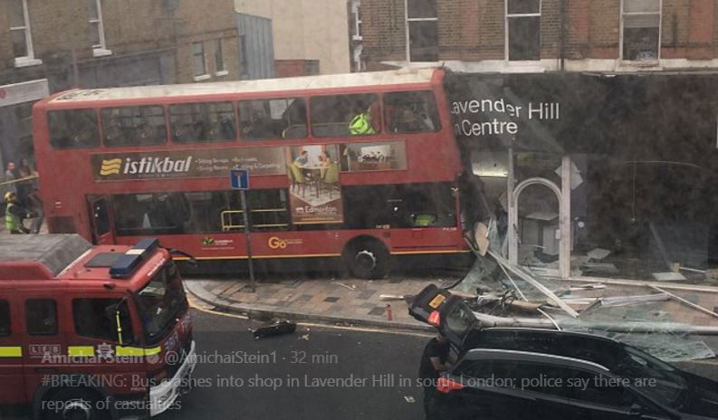 Il BUS a due piani che si schianta contro un negozio a Lavender Hill article-post