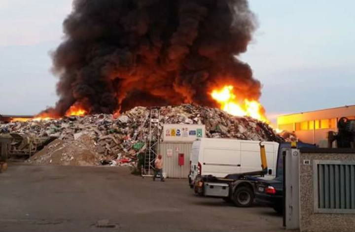 Mortara, l'incendio all'impianto di rifiuti Eredi Bertè article-post