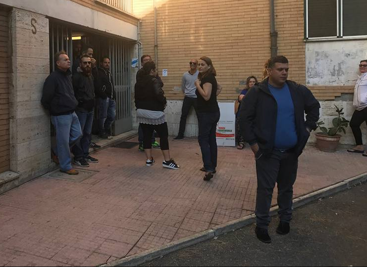 roma ai romani forza nuova famiglia appartamento ater montecucco - 3