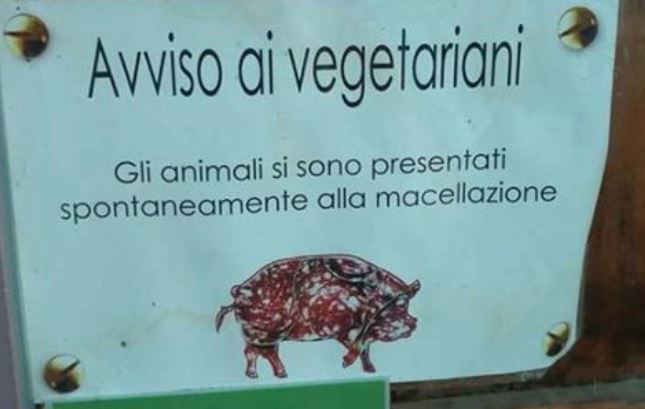 Lo shitstorm dei vegani contro il ristorante per il cartello di sfottò article-post