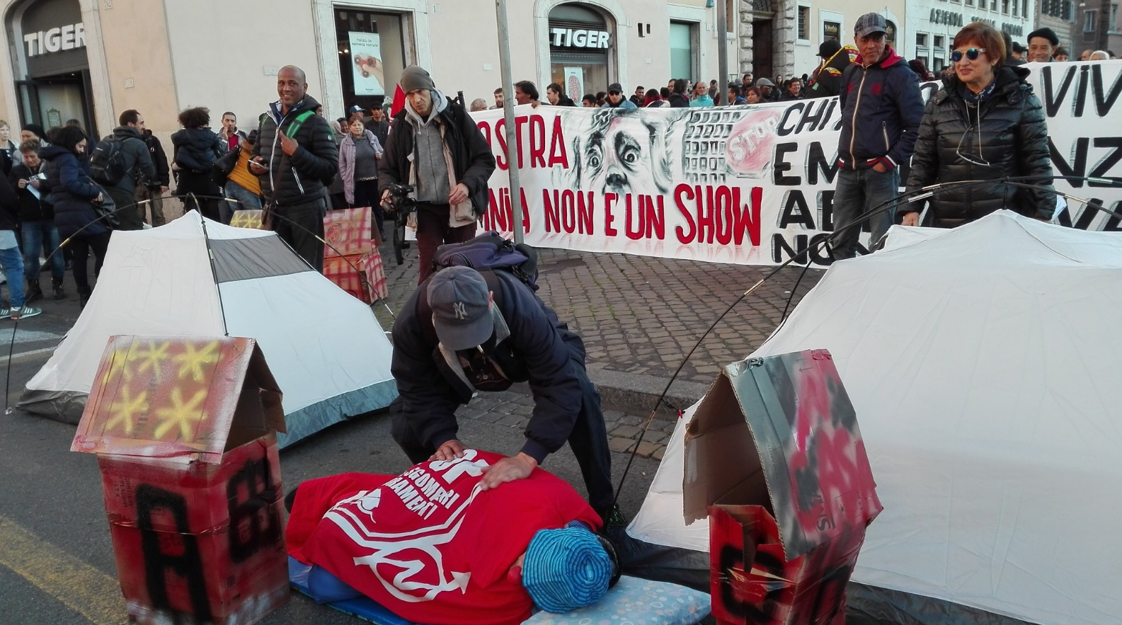 movimenti per la casa proteste grillo raggi roma casette ikea - 5