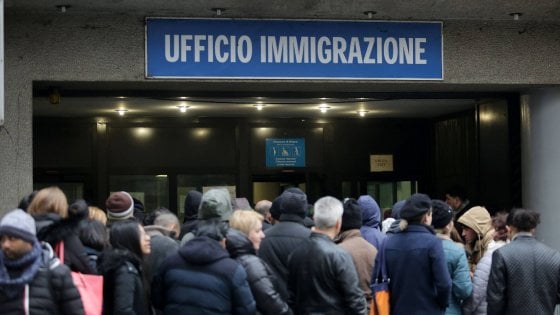 poliziotti ufficio immigrazione milano