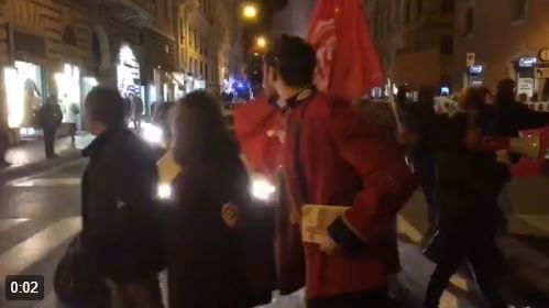 La protesta dei movimenti per la casa contro Raggi e Grillo article-post