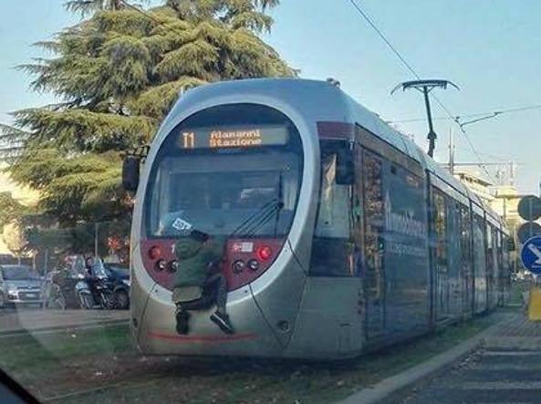Il tizio attaccato al tram a Firenze article-post