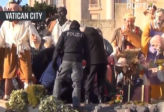 Il video della Femen che cerca di prendere il bambinello in Vaticano article-post