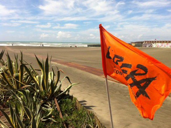 Cosa c'entra un dirigente corrotto con Libera, le spiagge di Ostia, la "finta antimafia" e il M5S article-post