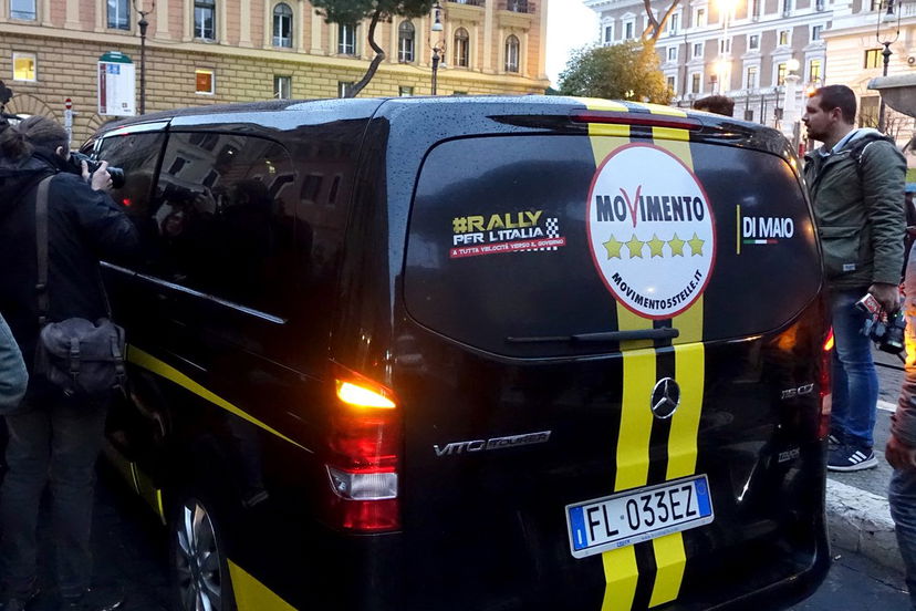 Il M5S pagherà la multa per il van a 5 Stelle in divieto di sosta preview