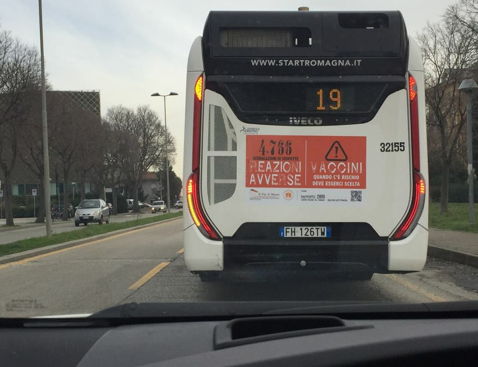 Gli autobus con i cartelli no-vax a Rimini article-post