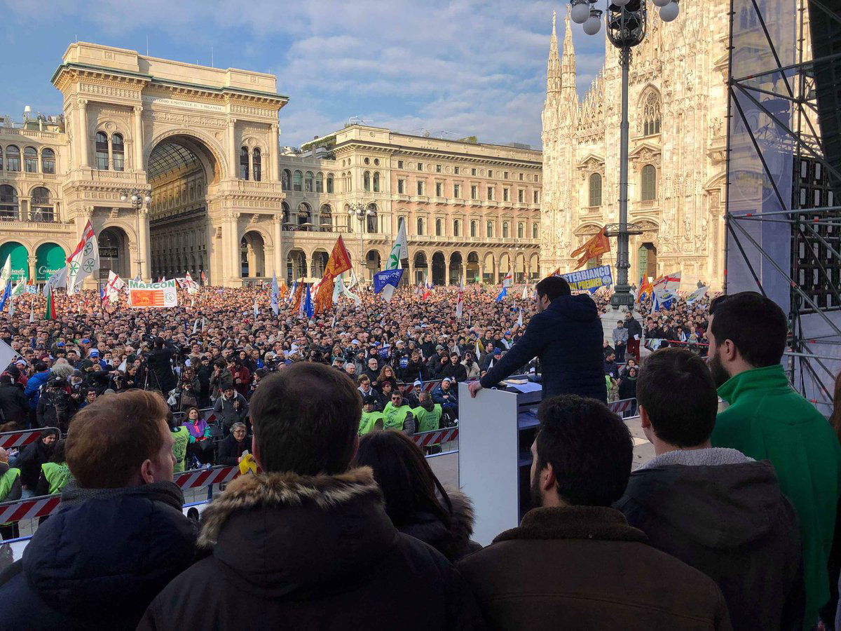 Salvini giura sulla Costituzione e sul Vangelo article-post