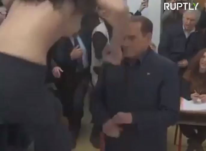 La protesta della Femen a seno nudo contro Berlusconi al seggio article-post