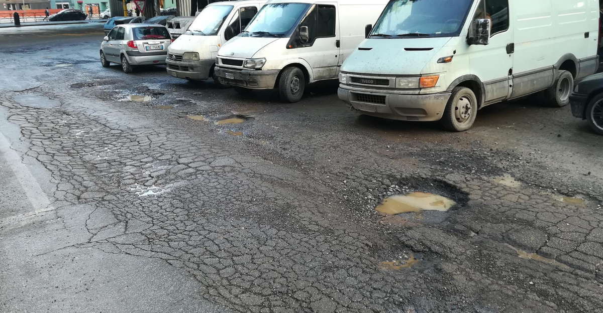 Le buche a Roma: così le #stradenuove di Virginia Raggi paralizzano la Capitale article-post
