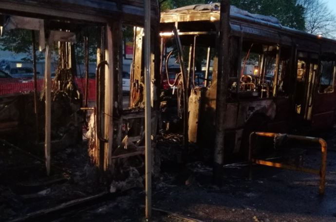 Il bus in fiamme in via del Portonaccio a Roma article-post