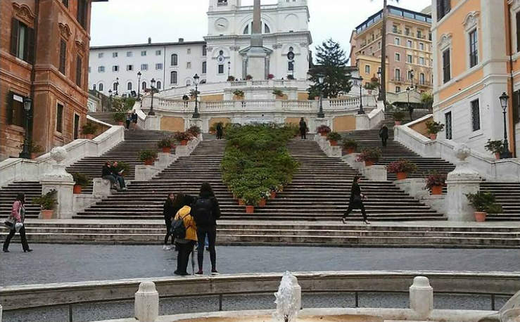 La divertente storia delle azalee di Daniele Diaco in Piazza di Spagna article-post