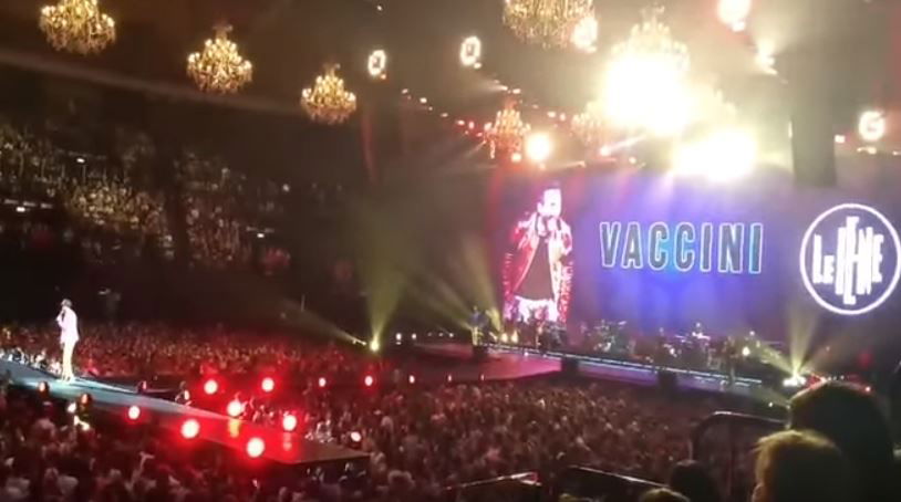La rabbia dei free-vax contro Jovanotti per il discorso sui vaccini a Bologna article-post