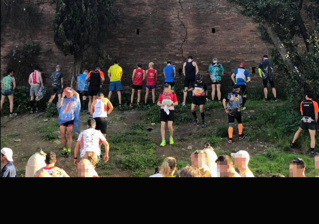 La foto dei runner che orinano sul muro alla Maratona di Roma article-post
