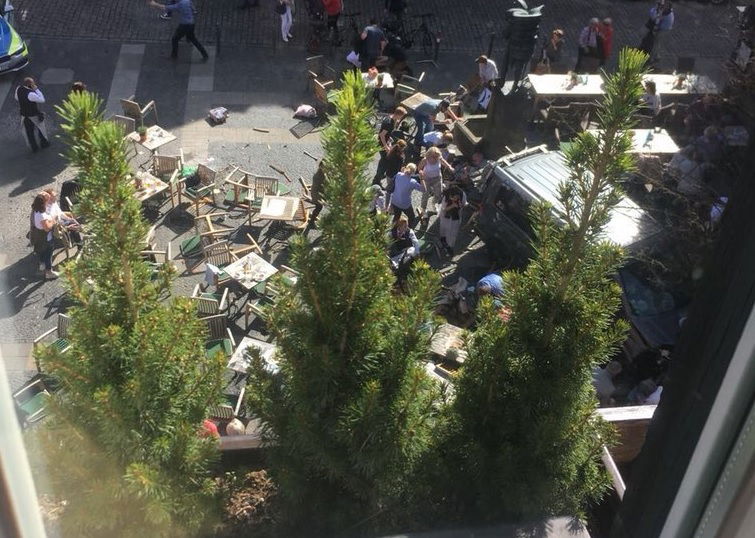 Auto sulla folla a Muenster, ci sono morti e feriti article-post