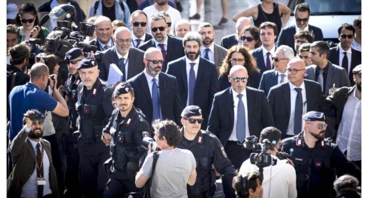 roberto fico a piedi scorta 1