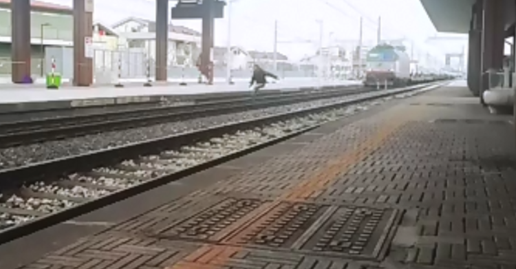 video stazione montesilvano treno rotaie dr pendolino 450 - 5