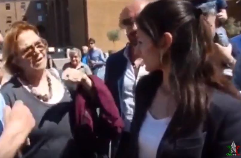 La signora che rimprovera Virginia Raggi sui rifiuti a Roma article-post