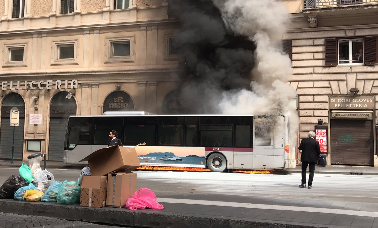 flambus autobus esploso roma perché - 2