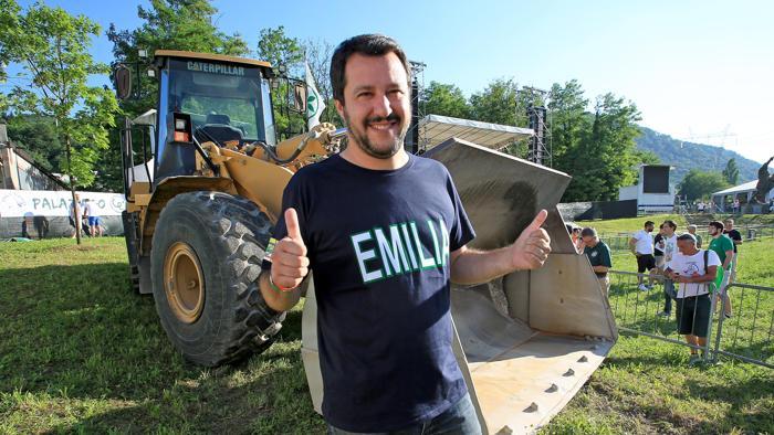 Miracolo! Salvini non vede più le buche a Roma! article-post