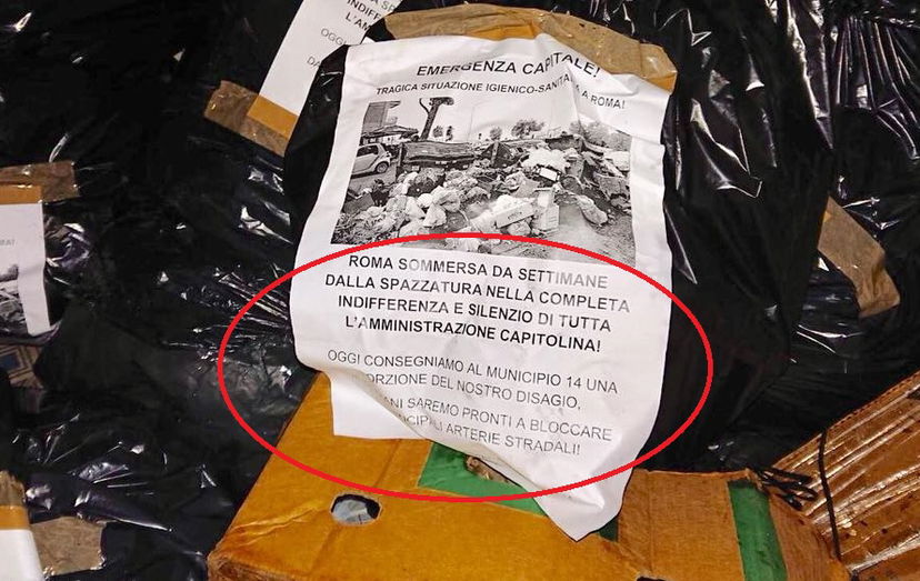 La sede del Municipio grillino riempita di rifiuti article-post