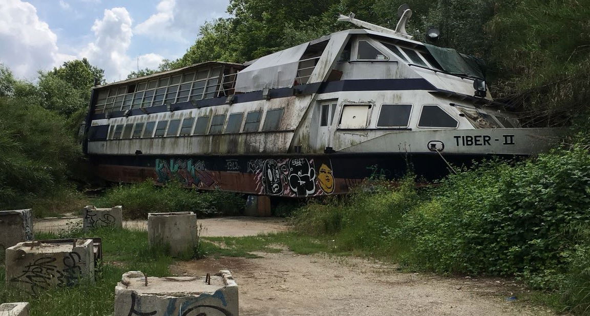 Tiber II: il Titanic dei romani spiaggiato sulla ciclabile del Tevere article-post